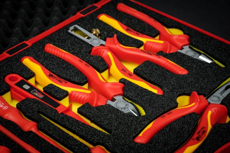 FINE MECHANICS AND ELECTRICIANS TOOLS